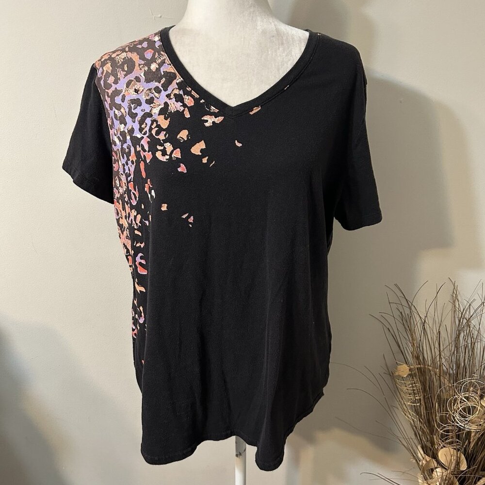 Tek Gear Essential Women's Short Sleeve Black Leopard Graphic Tee V-neck Sz XL